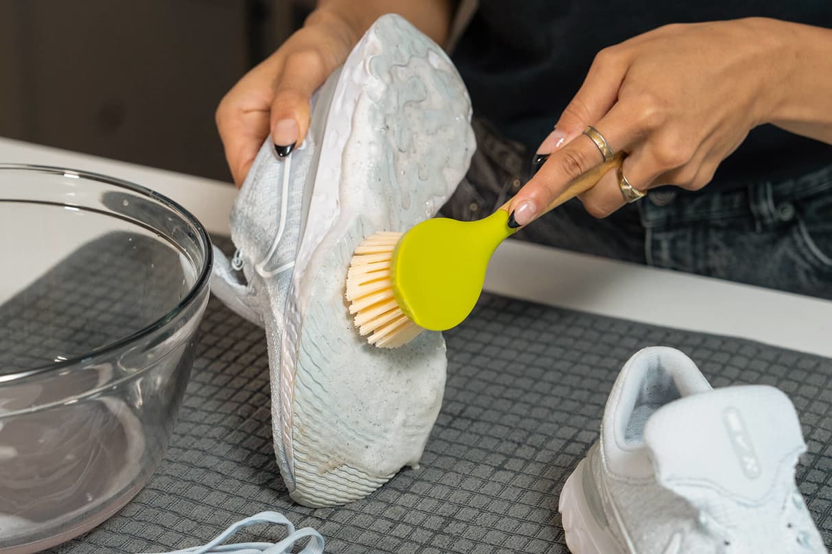 Cómo limpiar zapatillas con malla