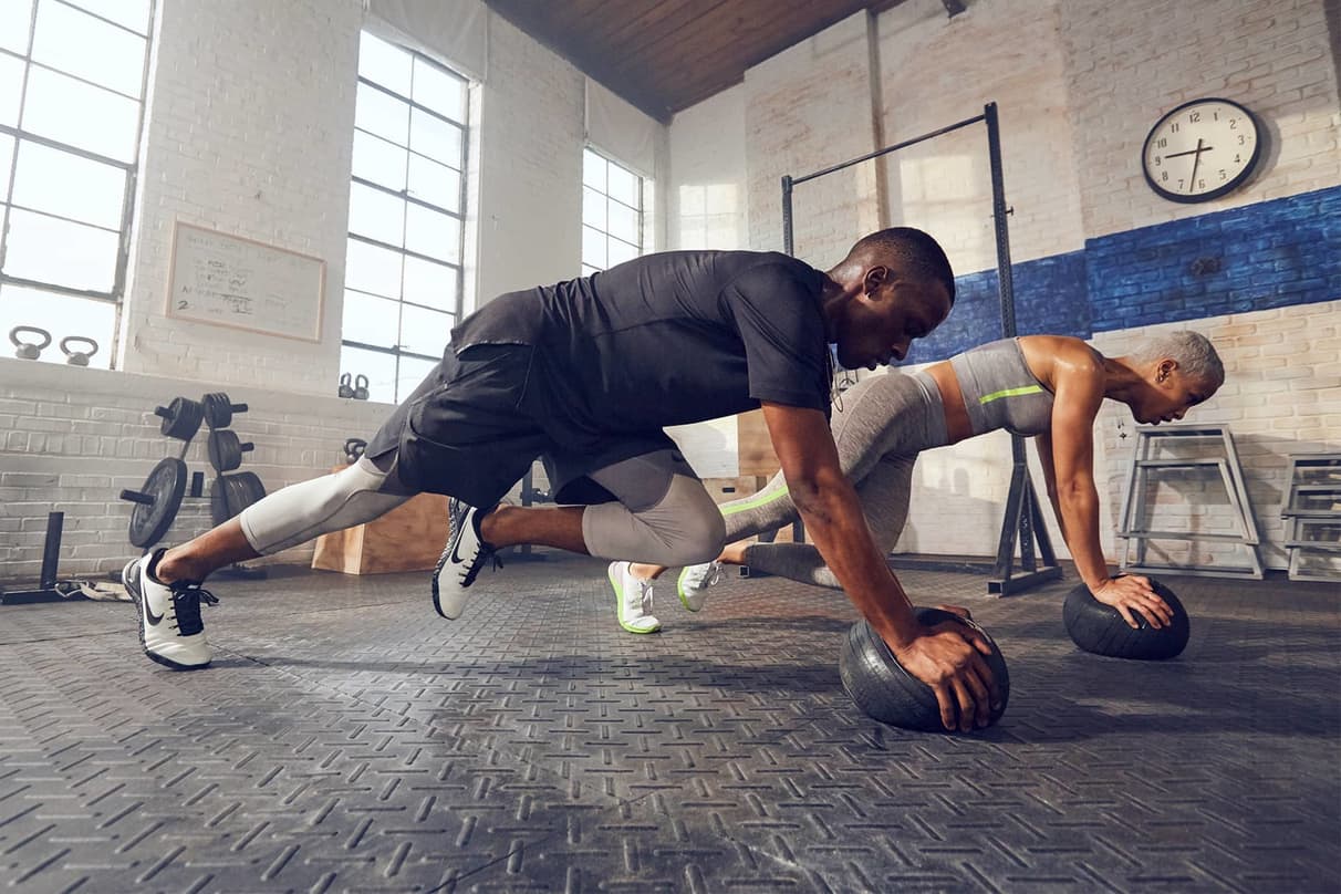 Dieci semplici allenamenti cardio a casa, senza attrezzature