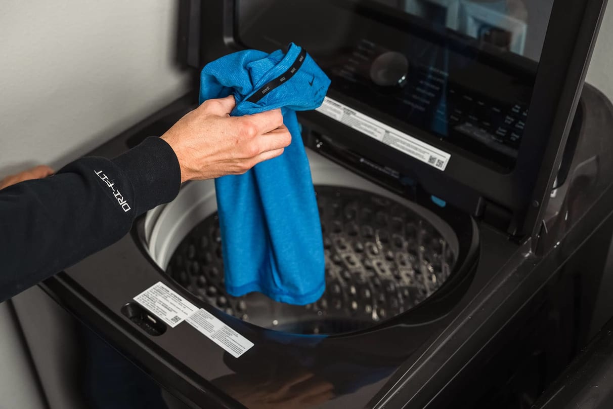 Come eliminare il fastidioso odore di ascella dalle maglie
