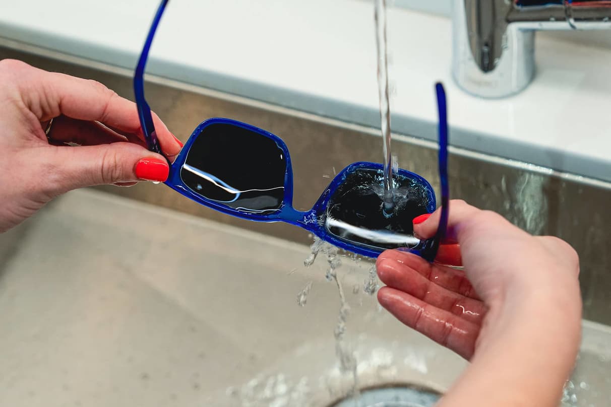Cómo limpiar gafas de sol en 4 sencillos pasos