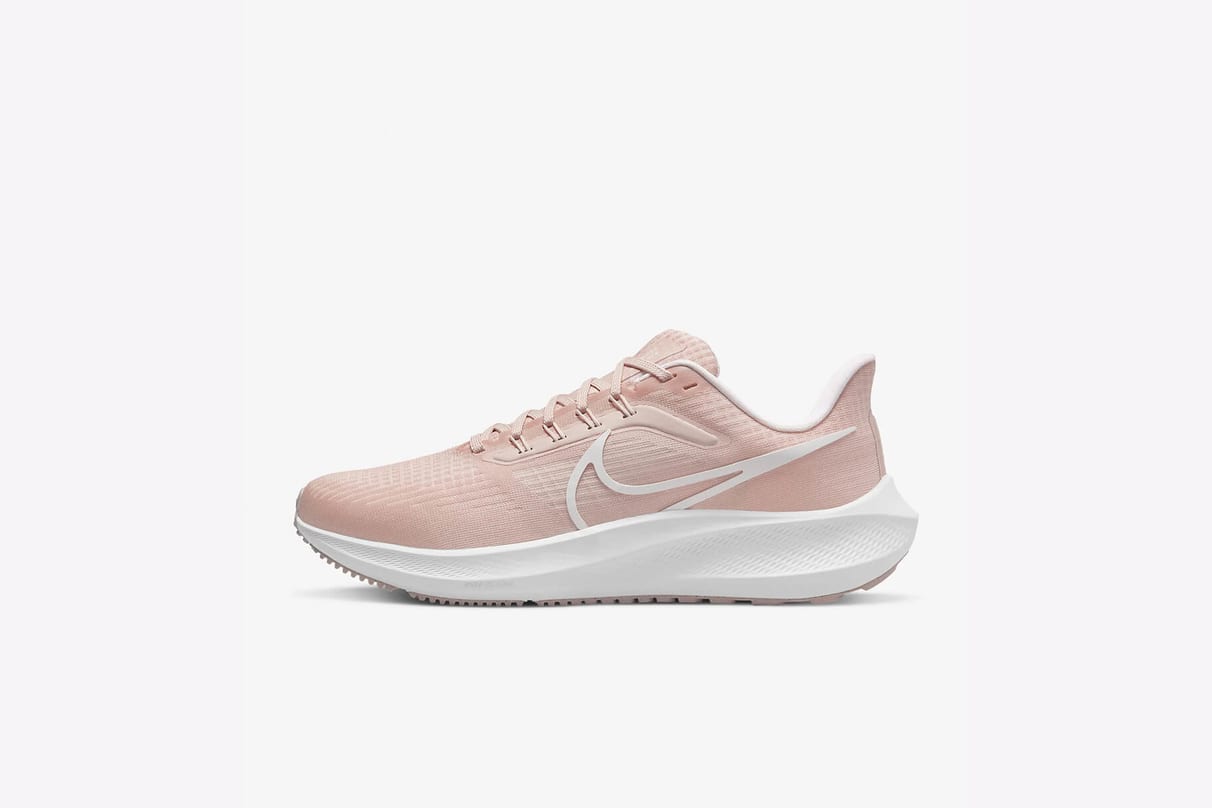 今おすすめのNikeのピンクシューズ