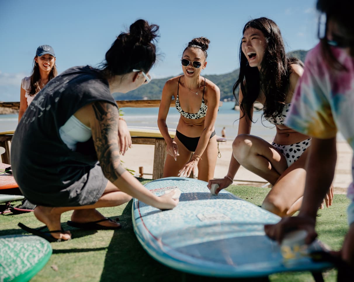 海南女子衝浪手掀起浪潮