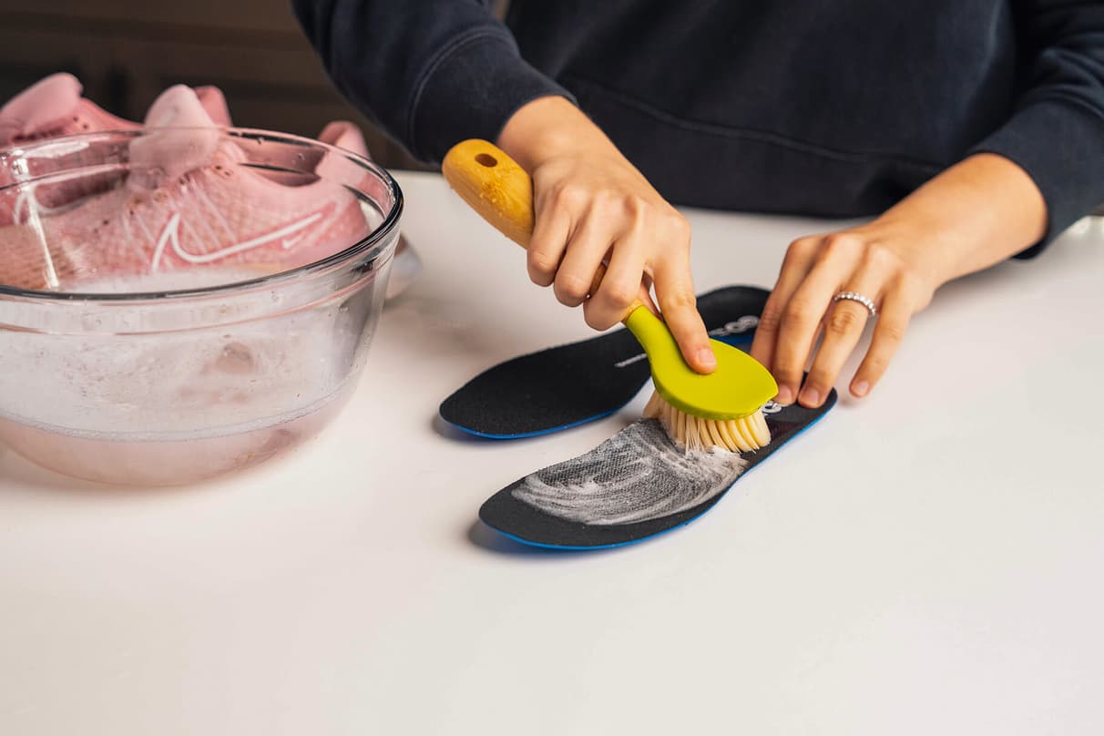 Cómo limpiar zapatillas con barro