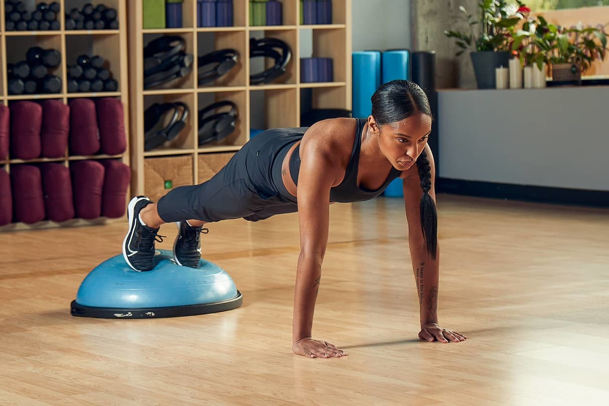 10 Bosu-Ball-Übungen, die jedes Workout verbessern. Nike BE