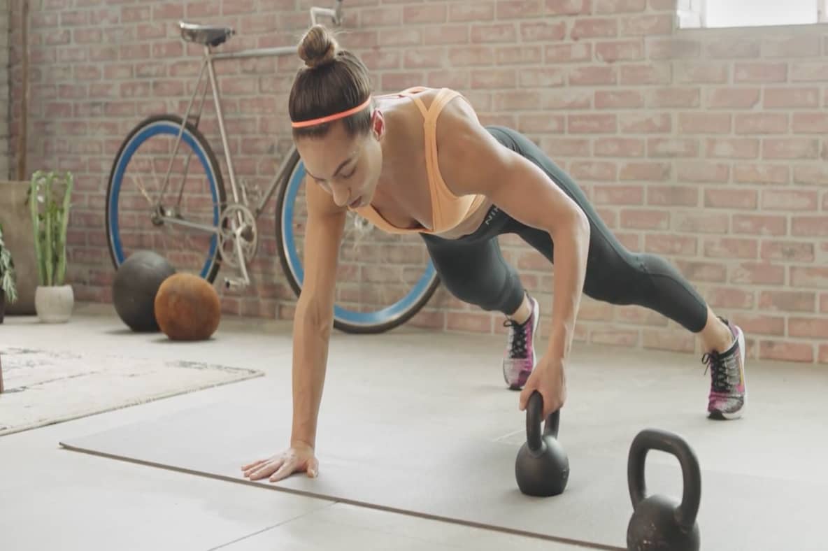 Ćwiczenia z taśmą fitness na ogólną siłę