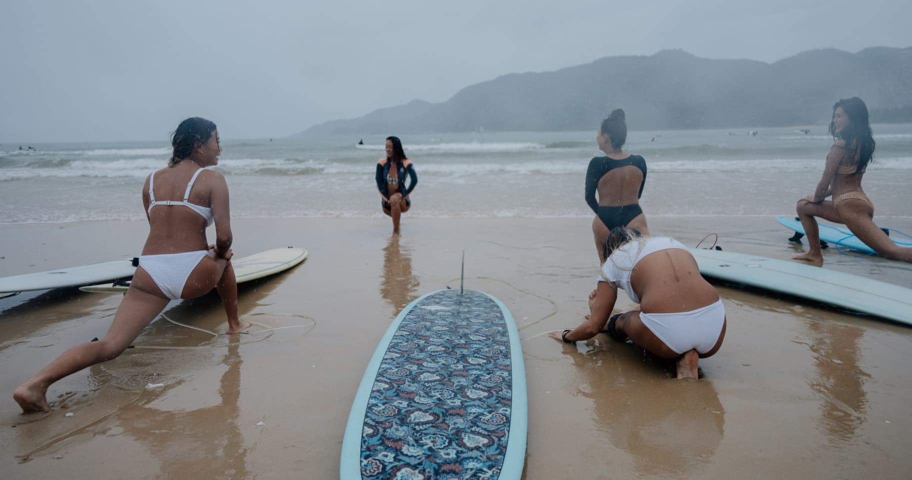 Surferinnen schlagen hohe Wellen in Hainan