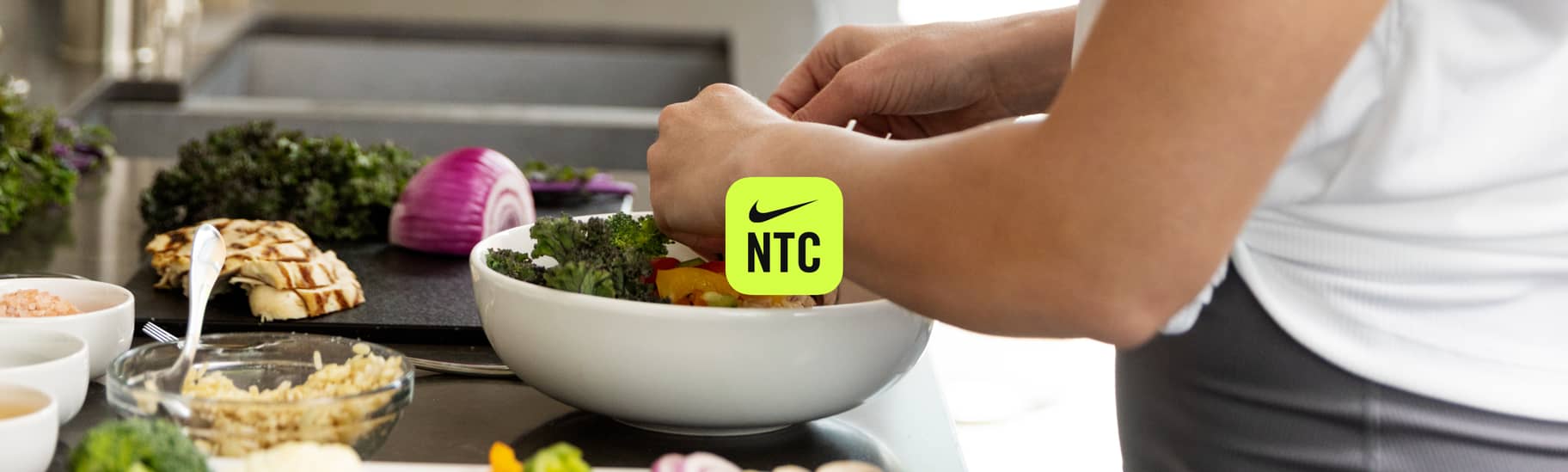 Cuenco de quinua y salmón al horno saludable para el corazón