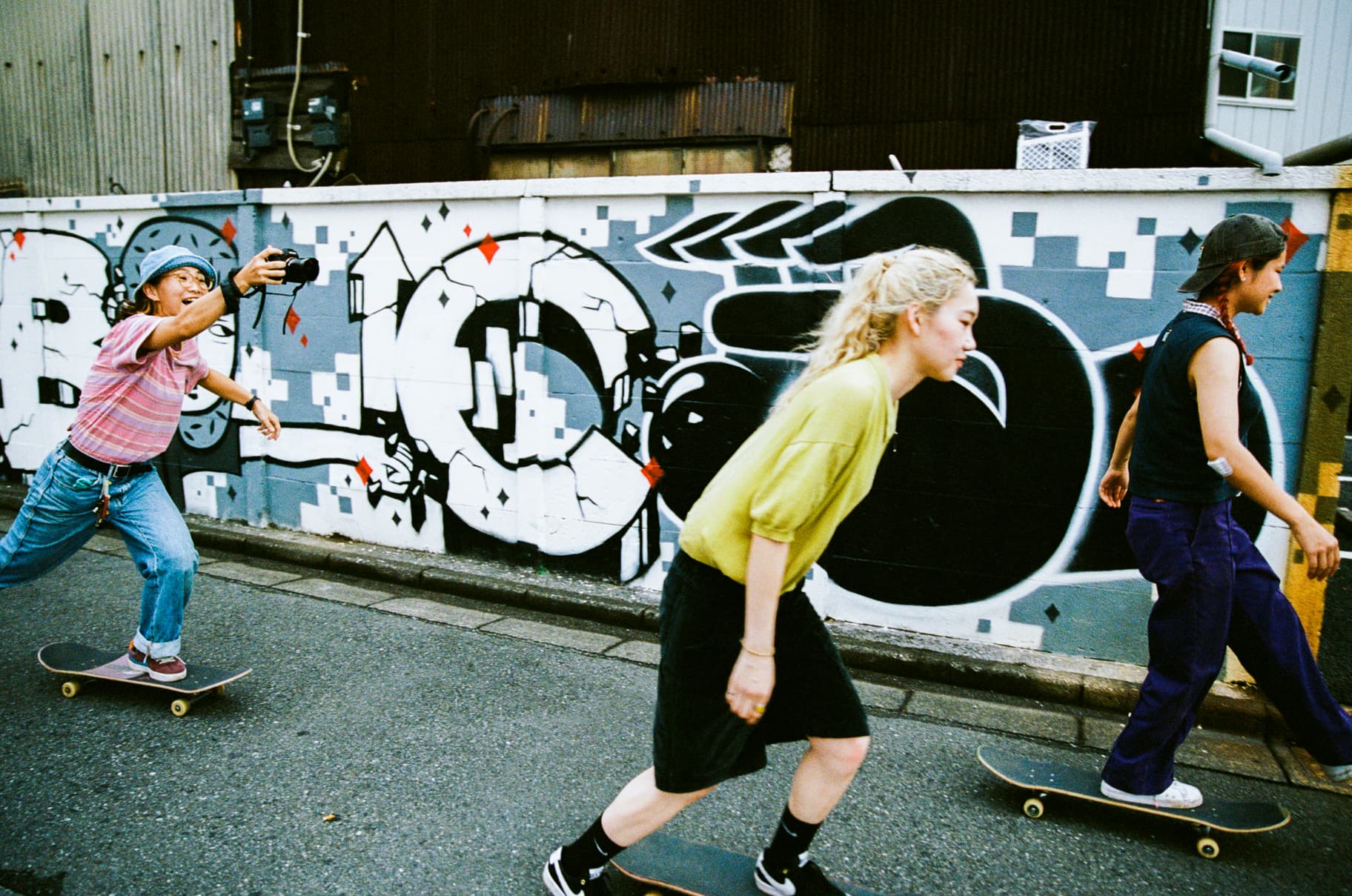 Esta mujer representa la cultura del skateboard de Tokio