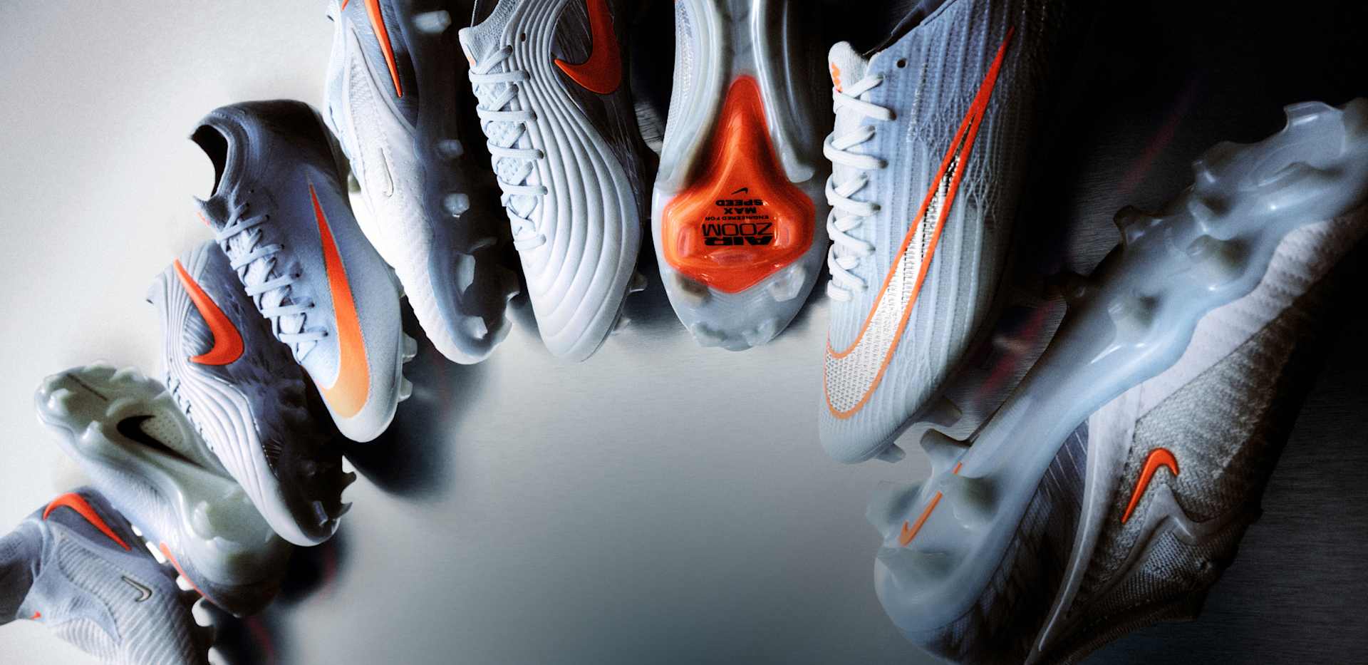 Eine von oben nach unten verlaufende Bogenanzeige des neuen Nike-United-Schuhpakets, das alle Schuhe zusammen in den Farbgebungen Blau und Orange zeigt., NIKE UNITED