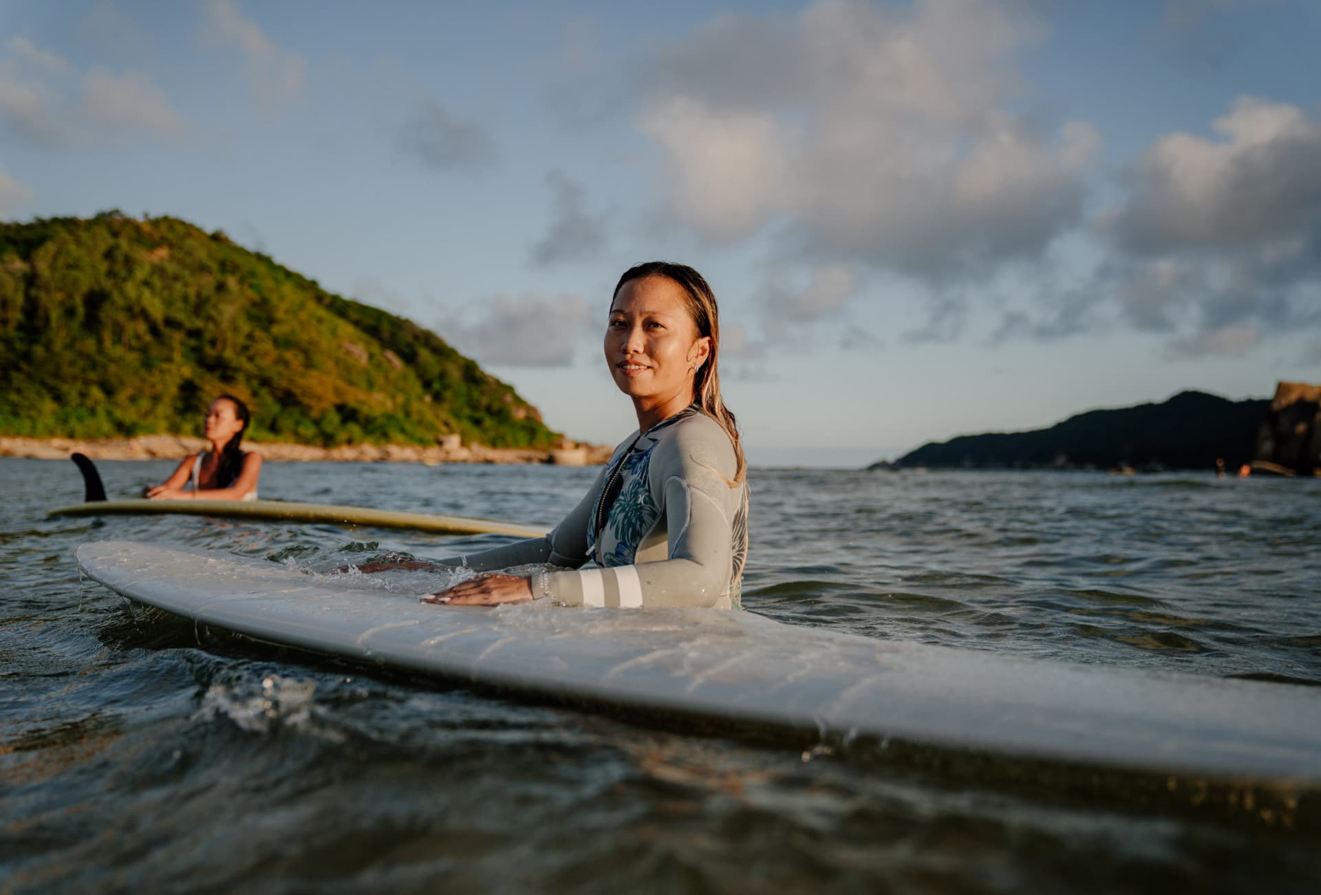 海南女子衝浪手掀起浪潮