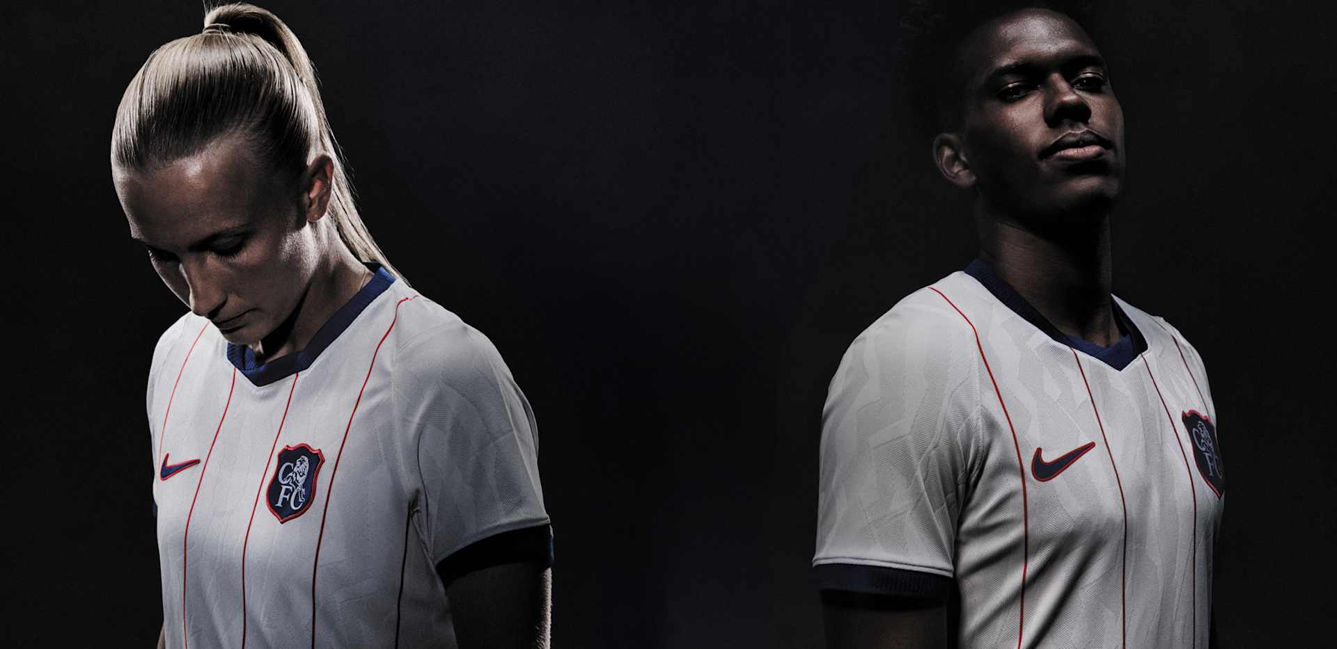Una donna che guarda in basso e un uomo che guarda in alto su uno sfondo scuro, entrambi con indosso maglie da calcio bianche del Chelsea FC con righe rosse., GIOCO D'ISTINTO