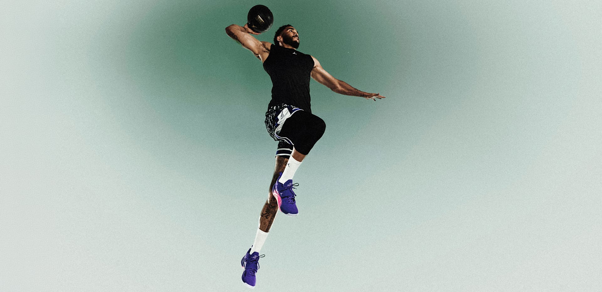 Le basketteur Jayson Tatum s'élance dans les airs, prêt à dunker un ballon de basket., CALE TON PIED ET <br>PRENDS TON ENVOL