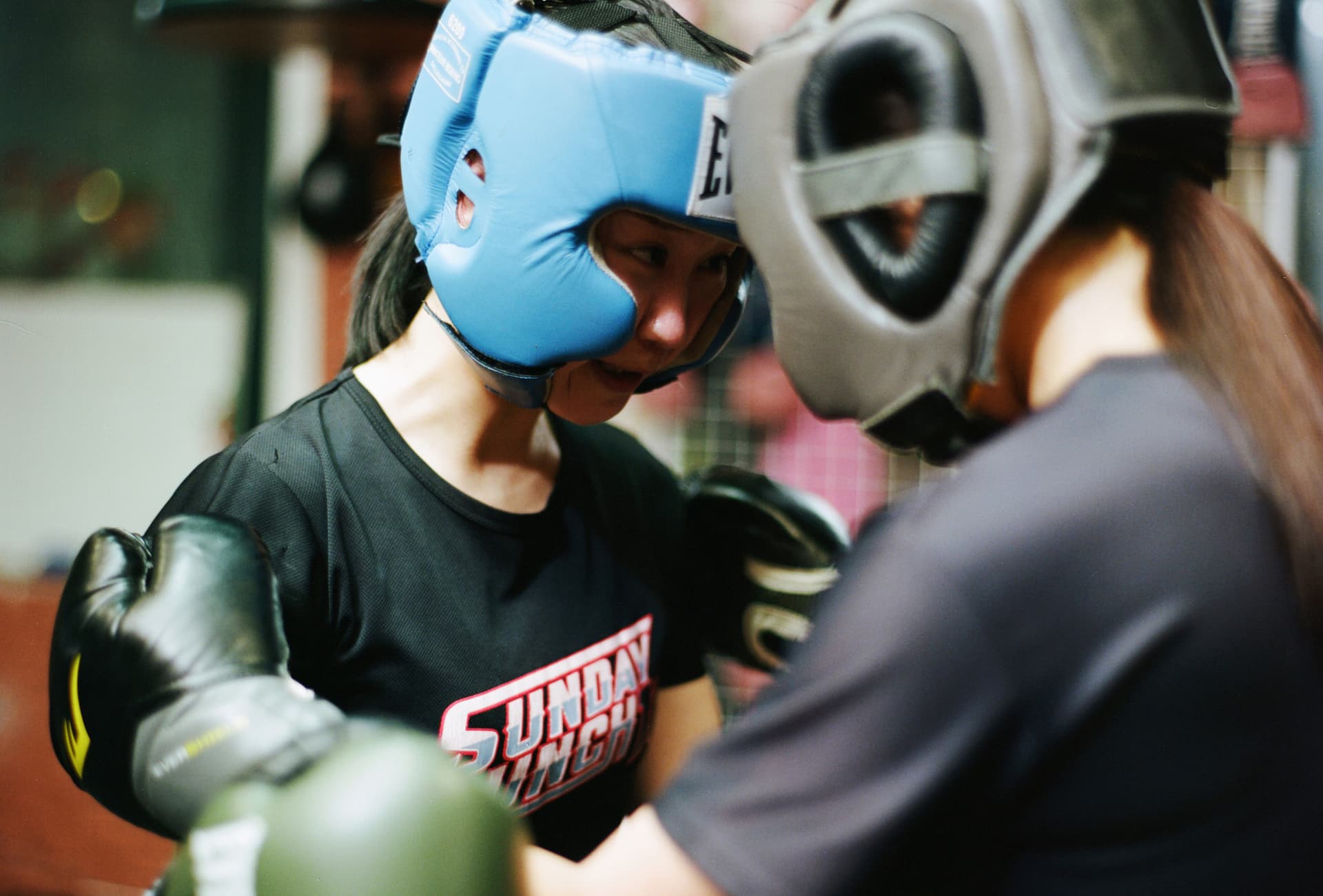 Zhong Zheng (left) and Han Beiying team up in class.