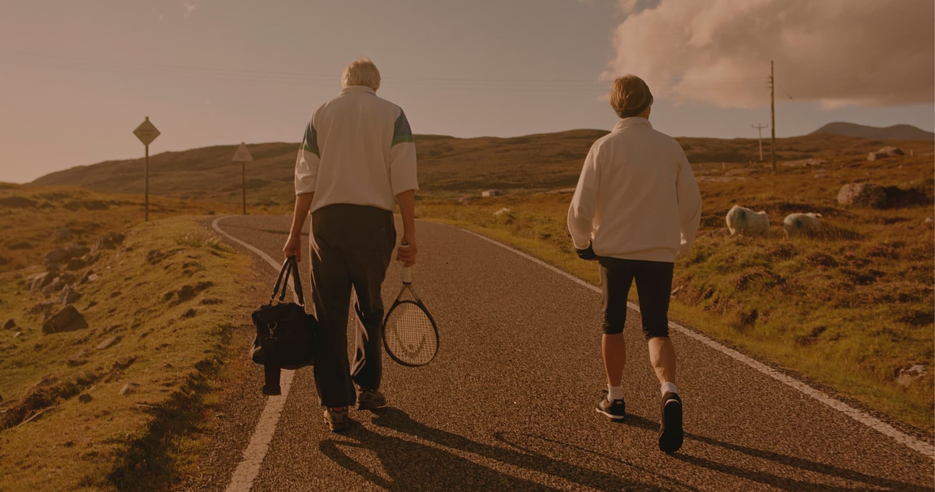 Mike Briggs et sa femme Peggy, en train de remonter à pied la route étroite qui mène à leur maison.