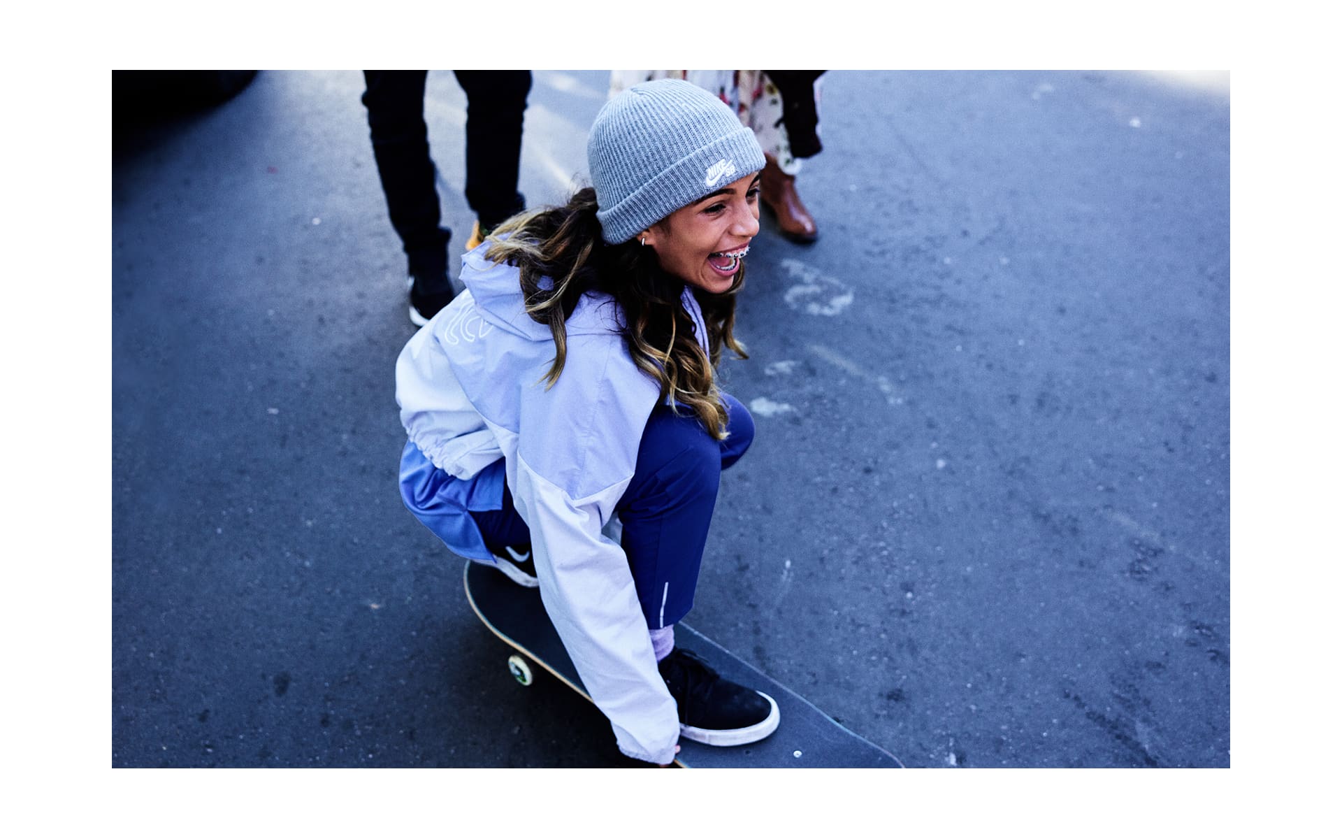 Piger på skateboardet