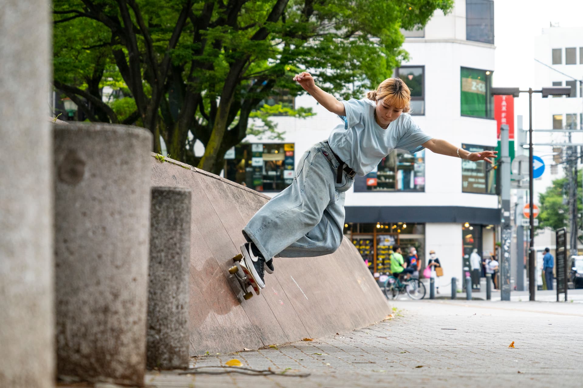 Esta mujer representa la cultura del skateboard de Tokio