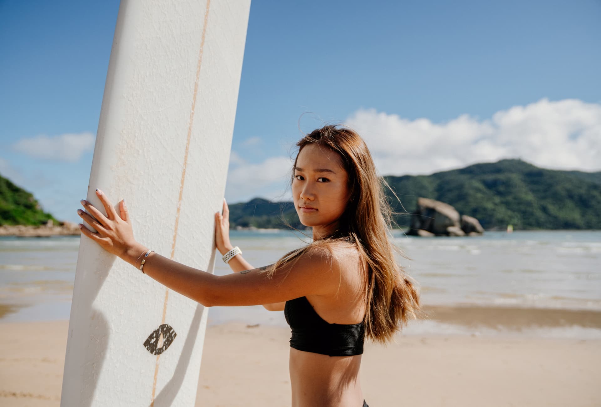 海南女子衝浪手掀起浪潮