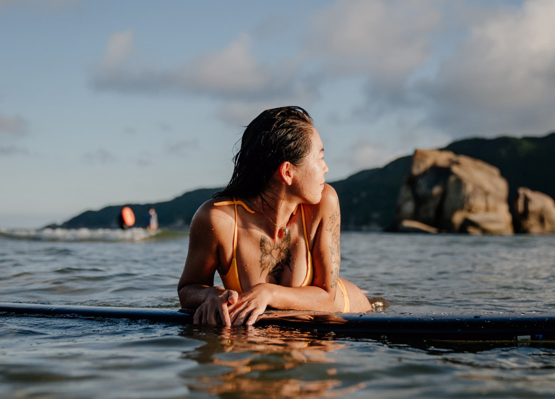 海南女子衝浪手掀起浪潮
