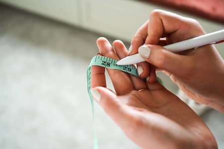 Cómo tomar las medidas de la talla de los pants para mujer Nike  