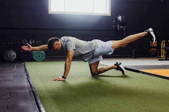 Perché dovresti integrare l'esercizio bird dog nella tua routine di allenamento, secondo i trainer