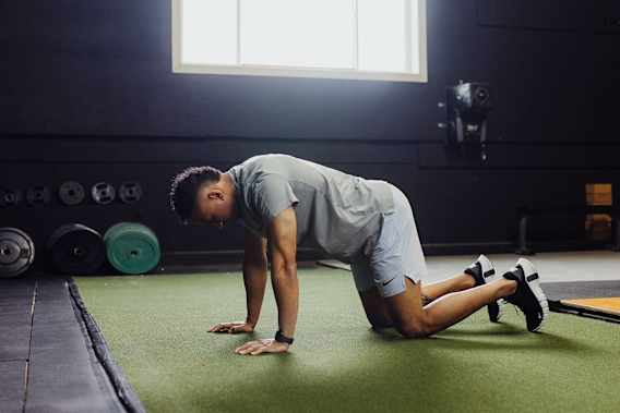 Perché dovresti integrare l'esercizio bird dog nella tua routine di allenamento, secondo i trainer