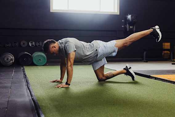 Perché dovresti integrare l'esercizio bird dog nella tua routine di allenamento, secondo i trainer