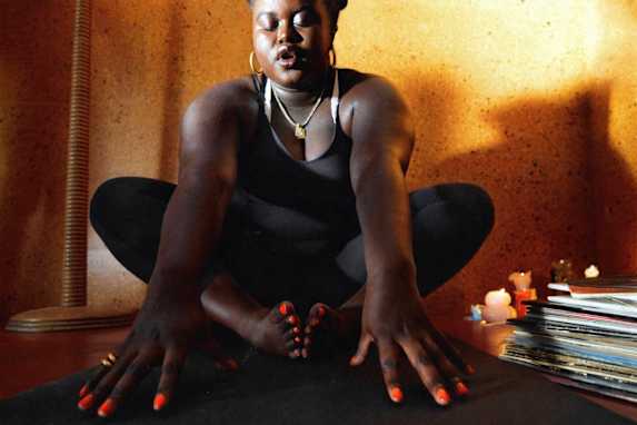 Nueve ventajas del yoga con calor para tener un cuerpo y una mente más sanos