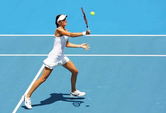 Comment apprendre à servir au tennis à des adultes ?