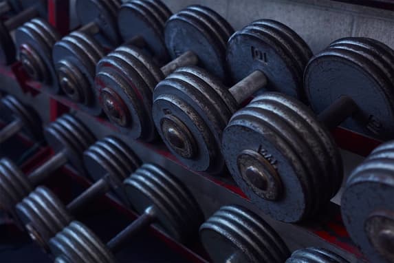 De beste work-outs voor je rug met dumbbells, volgens trainers
