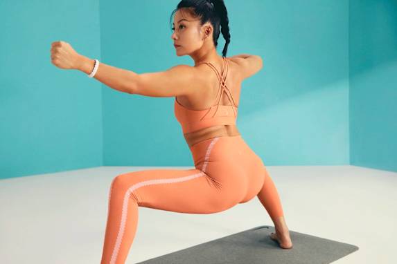 Prueba estas seis posturas de yoga para mejorar la fuerza