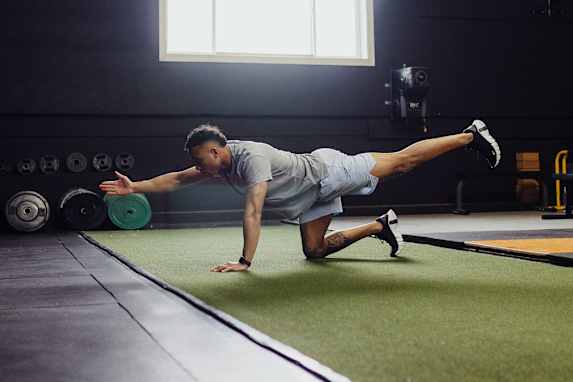 Por qué deberías añadir el ejercicio del bird dog a tu rutina de entrenamiento según los entrenadores