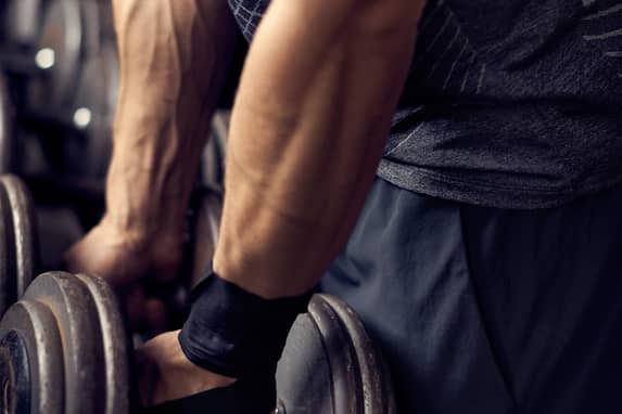 Cinque allenamenti per le braccia per rafforzare la parte superiore del corpo secondo trainer professionisti