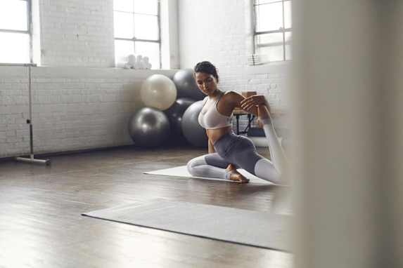 Come scegliere l'abbigliamento per l'hot yoga giusto per mantenere comfort e freschezza