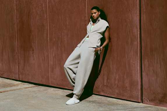 Die richtige Kleidung für Flugreisen: die bequemsten Outfit-Essentials für Reisen – von Nike