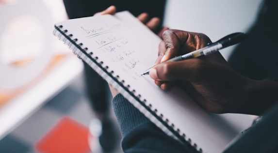 Ten un registro diario en la mesita de noche
