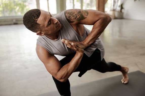 Quels vêtements de yoga pour homme ?