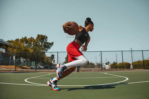 Practica ejercicios para driblar antes de jugar básquetbol
