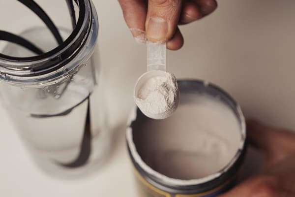 Ist „Dry Scooping“ von Proteinpulver sicher?