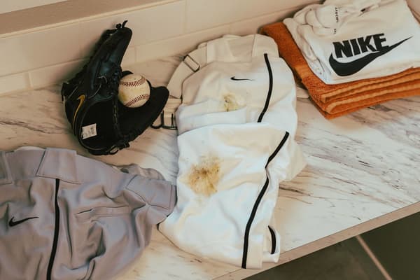 Zo was je witte honkbalbroeken in 6 simpele stappen