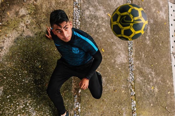 Fodboldspilleren Alan Landeros fra Mexico City perfektionerer sine færdigheder