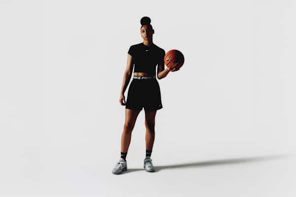 JuJu Watkins acaba de lanzar su primera colaboración de tenis Nike con LeBron James