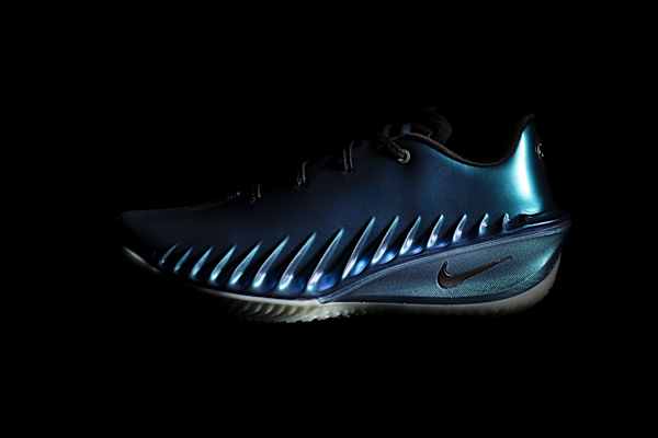  De Nike G.T. Cut 4: stap de toekomst van basketbal in met deze opvallende en vernieuwende schoen, en speel nog beter.