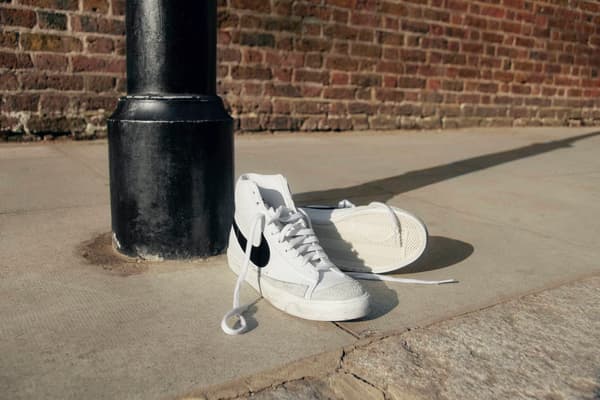 Comment redonner leur aspect neuf à vos chaussures blanches
