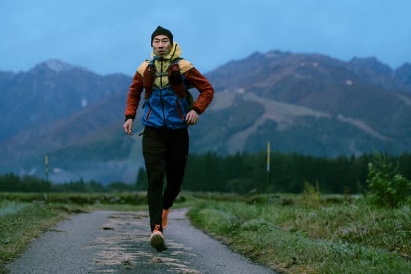 出家人 Yukai Shimizu 在日本的山中小徑奔向明心見性的境界