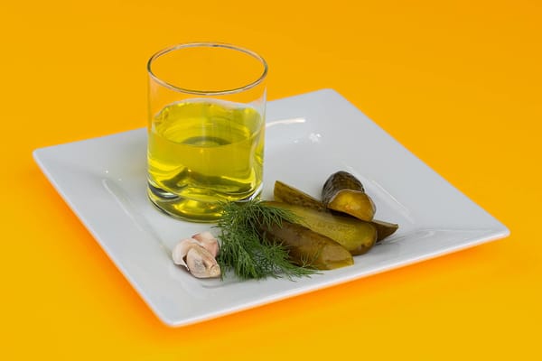Le jus de cornichons est-il bon pour la santé ? Une diététicienne explique les bienfaits potentiels de ce liquide