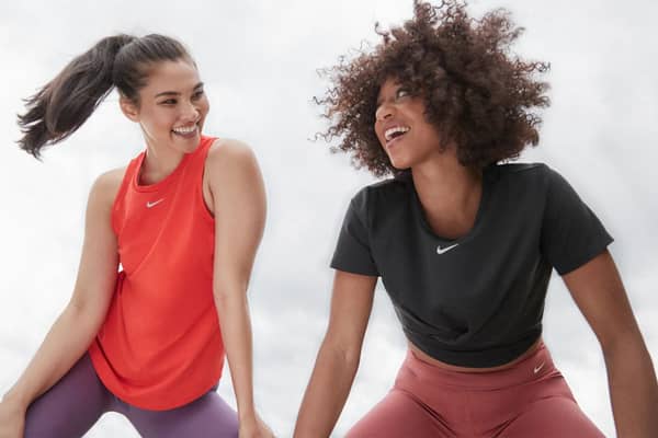 Diez playeras para mujer Nike cómodas para dormir