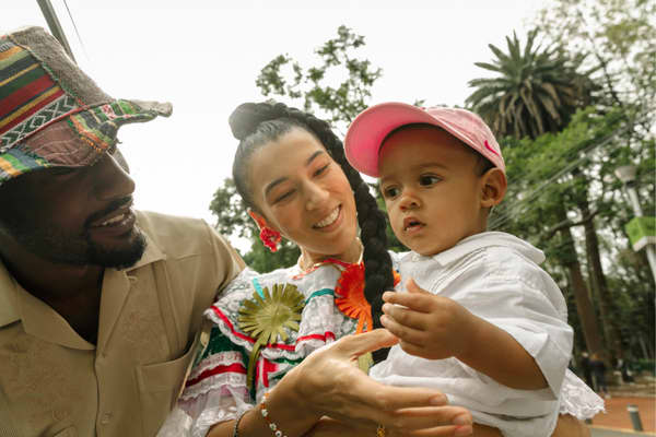 Ce couple basé à Mexico rend hommage à ses cultures et encourage d'autres personnes à raconter leur histoire