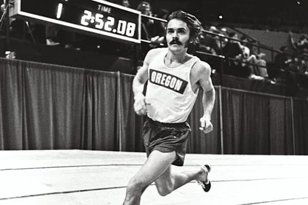 Steve Prefontaine'in bir pistte koşarken çekilmiş arşivlik siyah-beyaz aksiyon fotoğrafı., slide 8 of 10