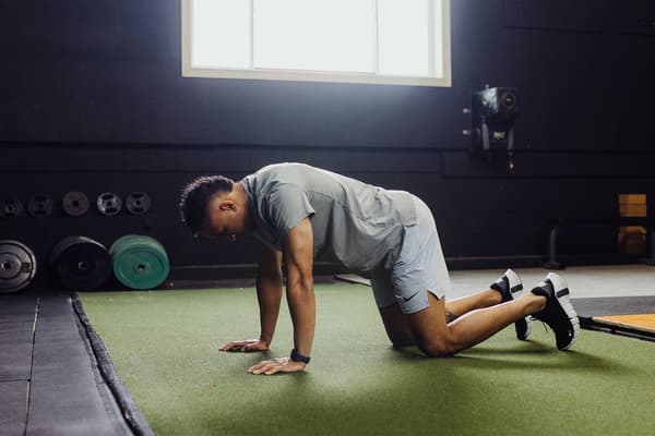 Waarom je de 'Bird Dog'-oefening moet toevoegen aan je trainingsroutine, volgens trainers, slide 1 of 3