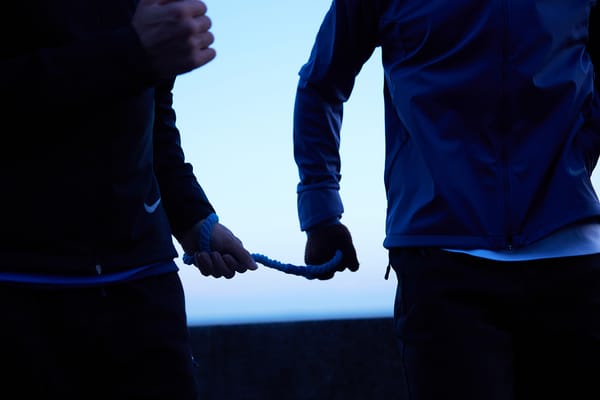 Las liebres que acompañan a algunos runners con deficiencia visual